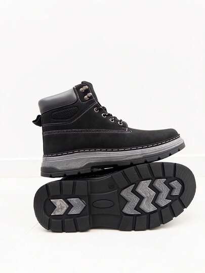 Botas masculinas para atividades ao ar livre STYLEE FOOTWEAR com design moderno e bico redondo, solado grosso e serrilhado antiderrapante que proporciona conforto a cada passo, cano médio acolchoado para maior conforto, fecho clássico com cadarço que garante um ajuste perfeito. Calçado versátil, ideal para o uso diário, atividades ao ar livre e looks casuais de outono e inverno, essencial no guarda-roupa masculino para um estilo atual e funcional. Entrega estimada: 1 a 3 dias úteis (Península)