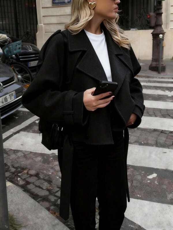 Damska luźna, krótka marynarka dwurzędowa z klapami w kolorze czarnym