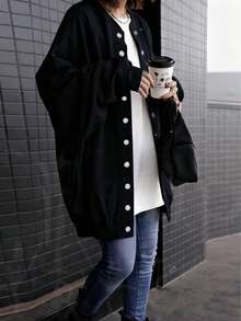 加大码黑色针织短上衣，圆领，插肩长袖，正面纽扣细节，常规长度