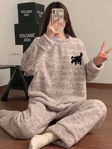 女士半绒毛睡衣套装（2件套），简约黑猫刺绣，圆领上衣和裤子，家居服，秋冬季，舒适保暖 - 灰色 - 查看 1