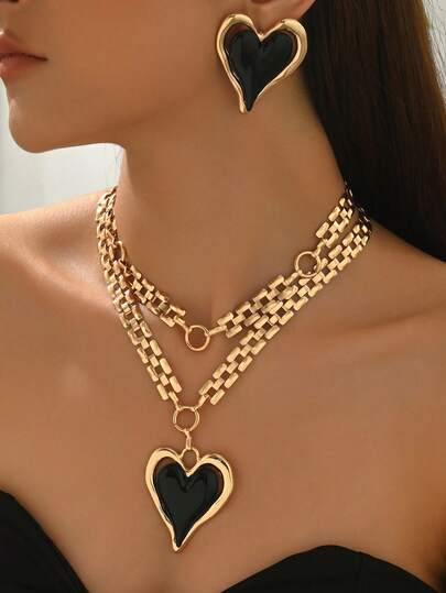 Conjunto de joias femininas com colar e brincos em estilo metalizado (3 peças), colar moderno com pingente de coração em blocos de cores e corrente dupla, brincos em formato de coração exagerado, presente elegante para festas e festivais.