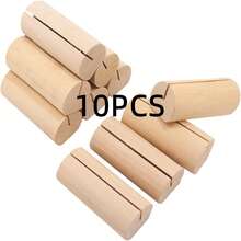 Conjunto de 10 Organizadores de Cartões em Madeira Natural. Este conjunto versátil serve para múltiplos propósitos, ideal para organizar cartões de visita, anotações e fotografias na sua mesa. Seu design minimalista complementa espaços de escritório, podendo também funcionar como um expositor para o mapa de mesas de casamento.