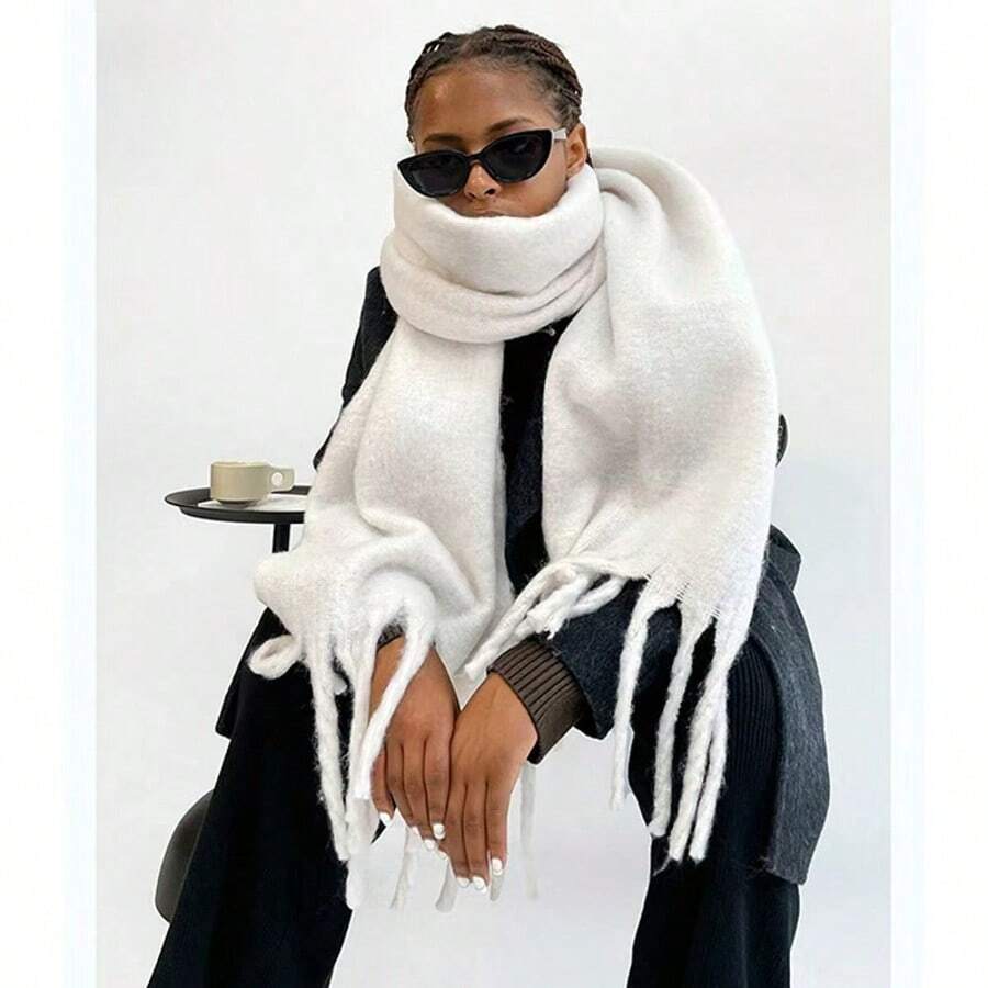 My Dears! This Big Black Scarf Is Absolutely Amazing. It Has A Super Soft Texture. Once You Wrap It Around Your Body, You Can Instantly Block Out The Coldness Of Autumn And Winter. It Is Also Very Versatile. Whether It Is A Simple Solid-Color Coat Or A Jacket With A Sense Of Design, It Can Be Perfectly Adapted To Create A Lazy And High-End Atmosphere. And The Oversized Size Makes It Suitable For Use As A Scarf, Shawl, Or Even As A Small Blanket Occasionally. It Is Very Practical! If You Want To Look Fashionable In Autumn And Winter, This Is The Right Choice. - 藍色 - 查看 1
