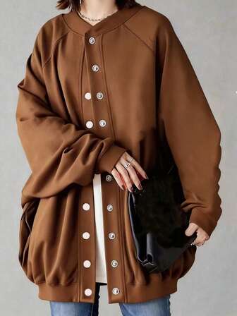 Chaqueta de talla grande con mangas raglán largas, cuello redondo y detalles delanteros con botones, hecha de tela de punto