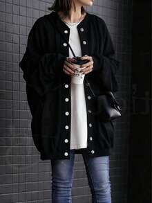 加大码黑色针织短上衣，圆领，插肩长袖，正面纽扣细节，常规长度