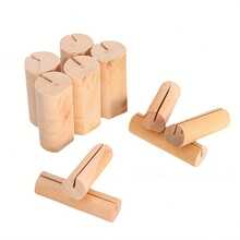 Conjunto de 10 Organizadores de Cartões em Madeira Natural. Este conjunto versátil serve para múltiplos propósitos, ideal para organizar cartões de visita, anotações e fotografias na sua mesa. Seu design minimalista complementa espaços de escritório, podendo também funcionar como um expositor para o mapa de mesas de casamento.