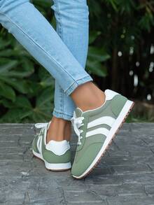 Novos tênis esportivos bicolor da moda outono, feitos de material PU premium macio, confortável e respirável, cabedal bege clássico com design de listra azul marinho contrastante, modernos e versáteis, confortáveis e duráveis, sola leve e antiderrapante, adequados para uso diário, deslocamentos, encontros, passeios casuais e outras ocasiões. Tênis esportivos casuais femininos.