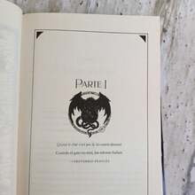 Asesino de brujas Dioses y monstruos Libro de Shelby Mahurin novela asesino de brujas dioses y monstruos Shelby Mahurin fantasia juvenil oscura serie literaria edicion para coleccionistas tapa blanda o dura envio rapido y recomendacion para aficionados del genero fantasia - Libro único - Ver 3