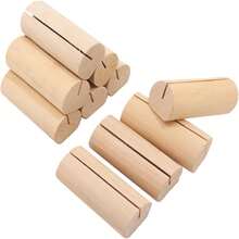 Conjunto de 10 Organizadores de Cartões em Madeira Natural. Este conjunto versátil serve para múltiplos propósitos, ideal para organizar cartões de visita, anotações e fotografias na sua mesa. Seu design minimalista complementa espaços de escritório, podendo também funcionar como um expositor para o mapa de mesas de casamento.