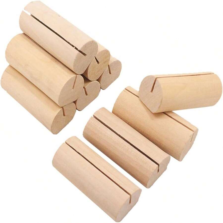 Conjunto de 10 Organizadores de Cartões em Madeira Natural. Este conjunto versátil serve para múltiplos propósitos, ideal para organizar cartões de visita, anotações e fotografias na sua mesa. Seu design minimalista complementa espaços de escritório, podendo também funcionar como um expositor para o mapa de mesas de casamento.