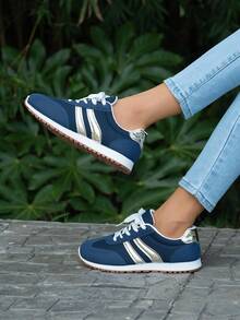 Novos calçados esportivos bicolores da moda de outono, feitos de material PU premium macio, confortável e respirável, cabedal bege clássico com listras azul-marinho contrastantes, elegantes e versáteis, confortáveis e duráveis, sola leve e antiderrapante, adequados para uso diário, deslocamento, encontros, passeios casuais e mais ocasiões