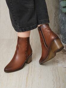 Botines mujer tacón medio, botines con perlas, botines elegantes, botines modernos dama, botines urbanos con detalles, botines sintéticos mujer, botines casuales elegantes, botines de moda femenina, botines otoño invierno mujer. - Marrón - Ver 2
