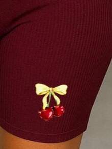 Conjunto casual  Outfit femenino  Ropa cómoda  Look urbano  Estilo relajado Blusa holgada  Blusa estampada  Biker short  Short ajustado  Short deportivo  Estampado lateral - CAOBA MA - Ver 3