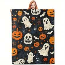 Gruselige Halloween-Fleece-Decke mit Geistern, Totenköpfen & Kürbissen - Weiche Decke 127,0 x 152,4, Orange, Weiß & Schwarz, für Halloween-Dekorationen, Gemütlicher saisonaler Wohnakzent, Gemütliche Decke |   Verspielte Halloween-Dekoration |   Flanellstoff