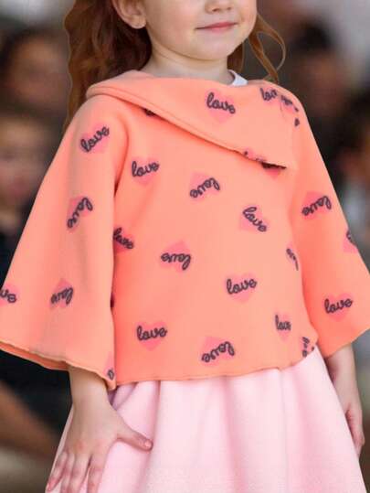 Capa para Niña con Cuello y Botón, Estampado de Corazones