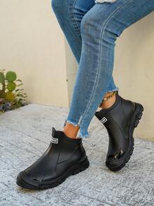 1双青少年防水短款雨靴，时尚舒适，柔软厚底，适合厨房、户外活动，四季皆宜