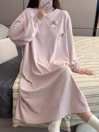 粉色草莓纽扣拼接长袖法兰绒睡裙，女士冬季保暖舒适抓绒睡衣
