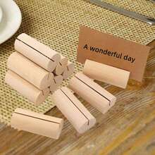 Conjunto de 10 Organizadores de Cartões em Madeira Natural. Este conjunto versátil serve para múltiplos propósitos, ideal para organizar cartões de visita, anotações e fotografias na sua mesa. Seu design minimalista complementa espaços de escritório, podendo também funcionar como um expositor para o mapa de mesas de casamento.