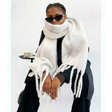 My Dears! This Big Black Scarf Is Absolutely Amazing. It Has A Super Soft Texture. Once You Wrap It Around Your Body, You Can Instantly Block Out The Coldness Of Autumn And Winter. It Is Also Very Versatile. Whether It Is A Simple Solid-Color Coat Or A Jacket With A Sense Of Design, It Can Be Perfectly Adapted To Create A Lazy And High-End Atmosphere. And The Oversized Size Makes It Suitable For Use As A Scarf, Shawl, Or Even As A Small Blanket Occasionally. It Is Very Practical! If You Want To Look Fashionable In Autumn And Winter, This Is The Right Choice. - 白色 - 查看 9