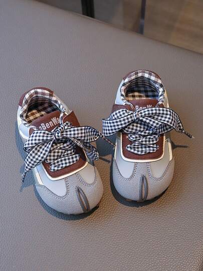 1双可爱时尚格子图案女童撞色PU魔术贴平底休闲运动鞋，适合春秋季穿着