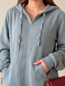 Sudadera afelpada tipo hoodie con capucha para mujer, clásica y casual. Diseño largo. Tela de poliéster y elastano, apta para temporadas de otoño e invierno. Ajuste holgado con cierre de cremallera. Manga larga, bolsillos tipo canguro. Interior afelpado, cálido, suave y muy cómodo. - Gris - Ver 4