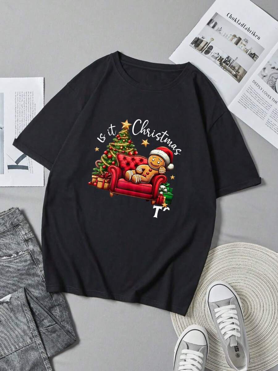 Black Christmas T-Shirt with Santa Cat and Tree Print, It's Christmas Text, Casual Holiday Wear for Men and Women - Negro - Ver 1
