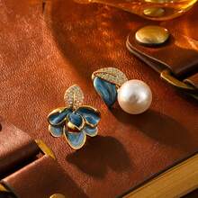 1 Pair Of Creatively Elegant Asymmetrical Petal Leaf Faux Pearl Earrings, Suitable For Women To Wear At Weddings, Anniversary Parties, Daily Dates, Outings, And Vacations