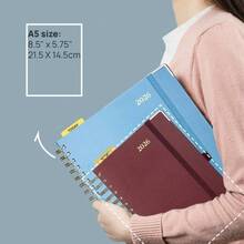 Agenda 2026 Planificador Diario con Etiqueta Enero - Diciembre 2026, Una Hoja por Da, Papel de Alta Resistencia y Calidad Premium, Bolsillo Interior Plegable, 21, 5x 14, 9 - Azul Niebla - Azul Niebla + 21,5 x 14,9 cm - Ver 1