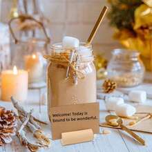 Conjunto de 10 Organizadores de Cartões em Madeira Natural. Este conjunto versátil serve para múltiplos propósitos, ideal para organizar cartões de visita, anotações e fotografias na sua mesa. Seu design minimalista complementa espaços de escritório, podendo também funcionar como um expositor para o mapa de mesas de casamento.