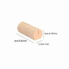 Conjunto de 10 Organizadores de Cartões em Madeira Natural. Este conjunto versátil serve para múltiplos propósitos, ideal para organizar cartões de visita, anotações e fotografias na sua mesa. Seu design minimalista complementa espaços de escritório, podendo também funcionar como um expositor para o mapa de mesas de casamento.