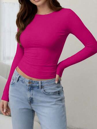 Solid Colour Slim-Fit Long-Sleeved Crew Neck Fitted Plus Size T-Shirt, Knitted Fabric, Flattering Rosy Red Colour, Full Of Sweet And Spicy Style, Perfect For Casual Shopping Or A Gathering With Friends, Easy To Wear In Spring And Autumn.