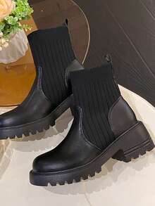 1双黑色加大码厚底防水方跟中筒针织皮革拼接时尚袜靴；新款加大码黑色布贴方跟厚底斜角中筒靴，四季皆宜，超大方跟时尚2025秋冬新款跨境热销中筒袜靴，短靴。尺码偏小，建议选购大一码。