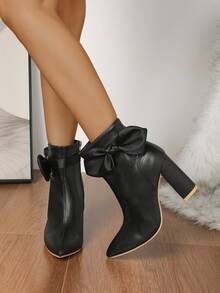 بوت الكاحل للنساء ذات الكعب السميك والأنيق مع زخرفة الفيونكة والأصابع المدببة، مصممة بسحاب جانبي مريح ومبطن بالحرارة، أنيقة وأنثوية مناسبة للتنقل والمواعدة والحفلات والارتداء اليومي، مثالية للخريف والشتاء