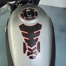 Pegatina protectora para el tanque de combustible de la motocicleta con patrón de espina de pescado, pegatina decorativa con forma de motocicleta, resistente al agua, de PVC suave y resistente a los arañazos, el mejor regalo para los entusiastas de las motocicletas, un regalo para el novio, el esposo, el hermano o el hermano menor