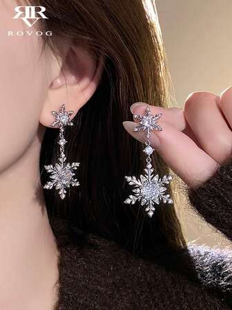 一对时尚优雅的雪花镶嵌玻璃耳环，独特而精致，适合派对和聚会佩戴。