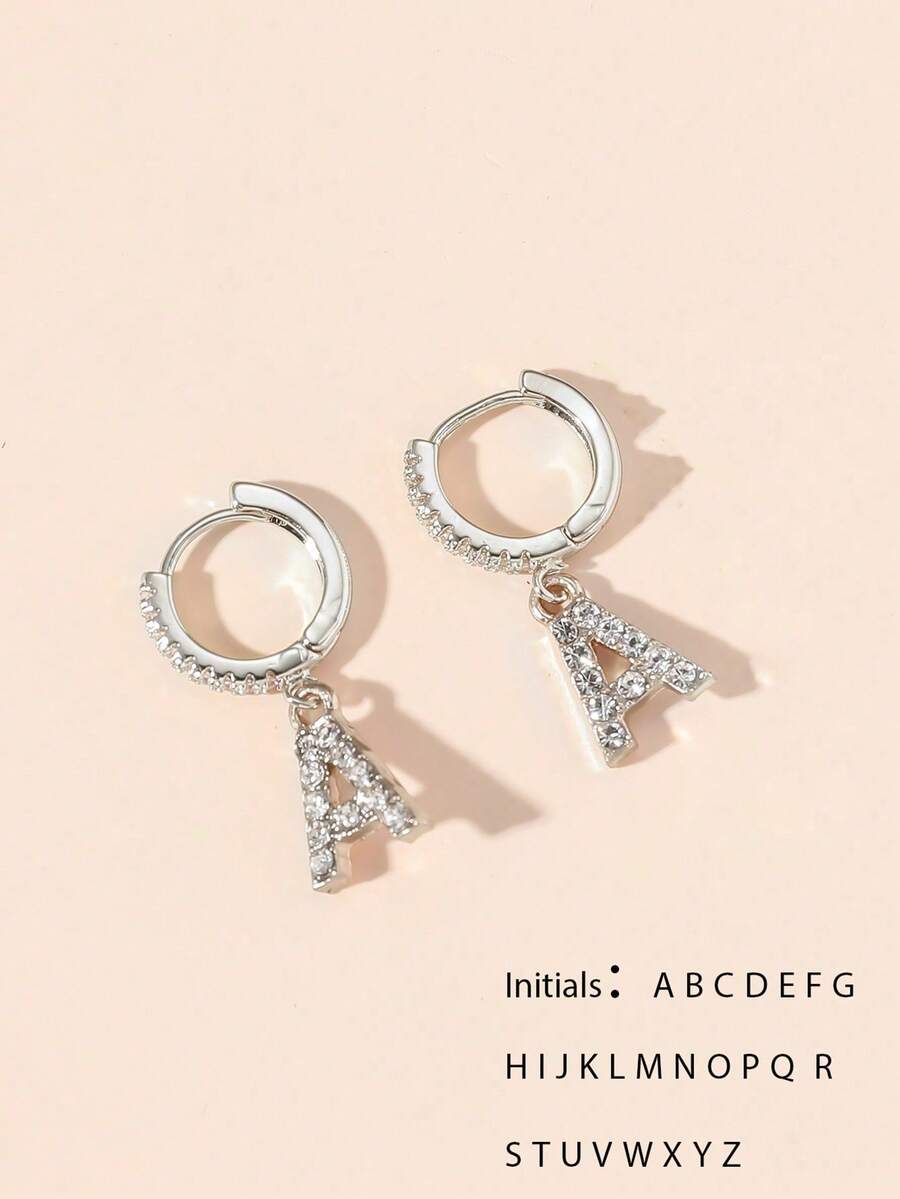 1 par de pendientes con colgante de letra inicial incrustado de circonita, elegantes y de moda. Estos pendientes con letra inicial son un regalo ideal para amigos y muestran la calidad grácil y refinada de las mujeres, así como el estilo de diseño europeo y americano. Joyería esencial para chicas jóvenes.