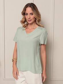ALETHEIA - SHORT SLEEVE VISCOSE BLOUSE WITH PLEATS ON THE SHOULDER AND DELICATE V-NECKLINE WOMEN'S BLOUSES MOTHER BLOUSES - 淺綠色 - 查看 3