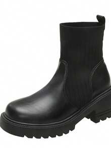 1双黑色加大码厚底防水方跟中筒针织皮革拼接时尚袜靴；新款加大码黑色布贴方跟厚底斜角中筒靴，四季皆宜，超大方跟时尚2025秋冬新款跨境热销中筒袜靴，短靴。尺码偏小，建议选购大一码。