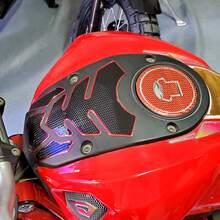 Pegatina protectora para el tanque de combustible de la motocicleta con patrón de espina de pescado, pegatina decorativa con forma de motocicleta, resistente al agua, de PVC suave y resistente a los arañazos, el mejor regalo para los entusiastas de las motocicletas, un regalo para el novio, el esposo, el hermano o el hermano menor