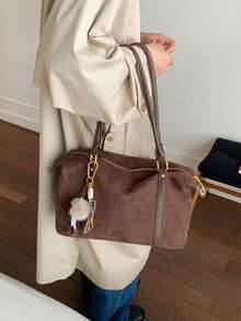 Bolso de mano de diseño de nicho de moda, unicolor simple, de alta calidad con textura mate de imitación, con lindo colgante de peluche, bolso cruzado de mujer de gran capacidad y versátil para el día a día, adecuado para salir a cenar, ir de compras, ir al trabajo, etc.