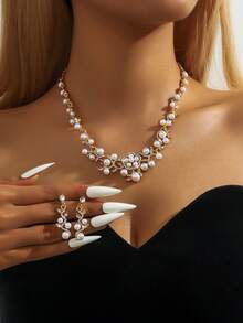 3 件女士钻石和珍珠首饰套装：项链和耳环