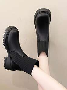 1双黑色加大码厚底防水方跟中筒针织皮革拼接时尚袜靴；新款加大码黑色布贴方跟厚底斜角中筒靴，四季皆宜，超大方跟时尚2025秋冬新款跨境热销中筒袜靴，短靴。尺码偏小，建议选购大一码。