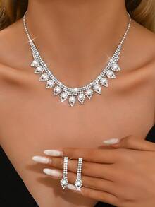 3 件女士钻石和珍珠首饰套装：项链和耳环