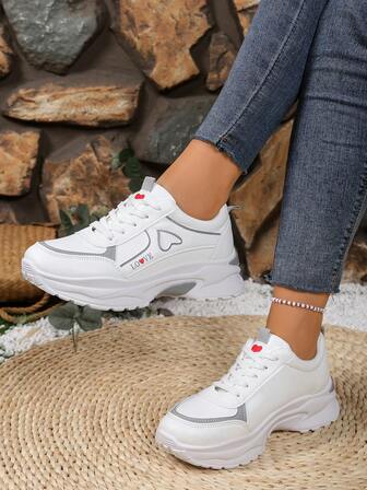 1 Pair Fashionable Versatile White Sneakers For Teens, With Gray & Red Heart Decor, Comfortable Thick Sole Design, Suitable For Casual Daily Wear And Sports, Showcasing Youthful Vitality And Personalized