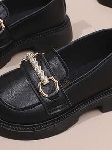 1 par de zapatos de unicolor con punta redonda y decoración de hebilla metálica para niñas, adecuados para vacaciones, escuela y todas las estaciones