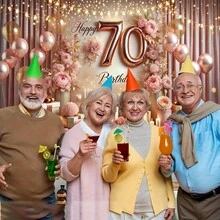 这款优雅的70岁生日横幅以玫瑰金为主题，饰以粉色和金色气球、灯光以及礼盒设计。它非常适合女性里程碑庆典、派对背景、生日派对装饰、蛋糕桌装饰、拍照背景和周年纪念庆典。 - 彩色 - 查看 5