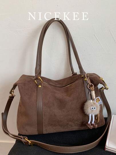 时尚小众设计简约纯色手提包，高品质仿麂皮单肩包，配有可爱毛绒吊坠，多功能大容量女士斜挎包，适合外出就餐、购物、通勤等各种场合。