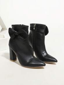 بوت الكاحل للنساء ذات الكعب السميك والأنيق مع زخرفة الفيونكة والأصابع المدببة، مصممة بسحاب جانبي مريح ومبطن بالحرارة، أنيقة وأنثوية مناسبة للتنقل والمواعدة والحفلات والارتداء اليومي، مثالية للخريف والشتاء