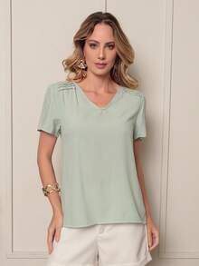 ALETHEIA - SHORT SLEEVE VISCOSE BLOUSE WITH PLEATS ON THE SHOULDER AND DELICATE V-NECKLINE WOMEN'S BLOUSES MOTHER BLOUSES - 淺綠色 - 查看 2