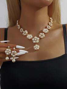 3 件女士钻石和珍珠首饰套装：项链和耳环